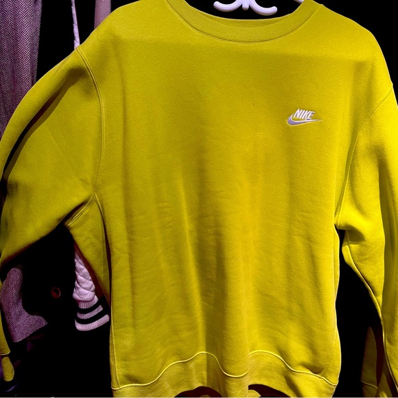 Women’s Nike crew neck sweat too. New never been worn.  Bright greenish/yellow - Picture 1 of 3